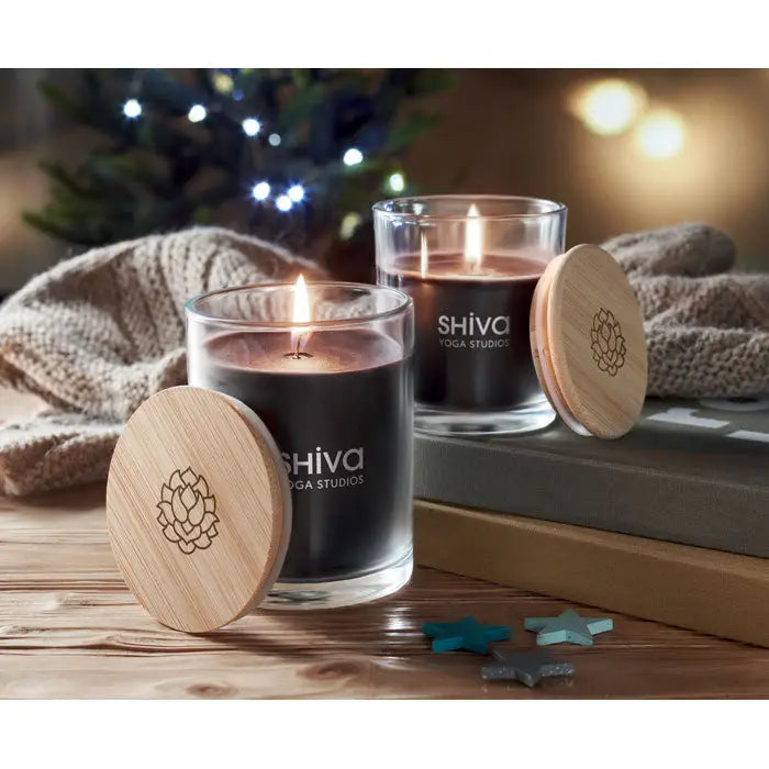 Supporturi din sticla clara cu ceara neagra si capac lemn gravat lotus branded shiva yoga studios lumanare cu parfum de vanilie