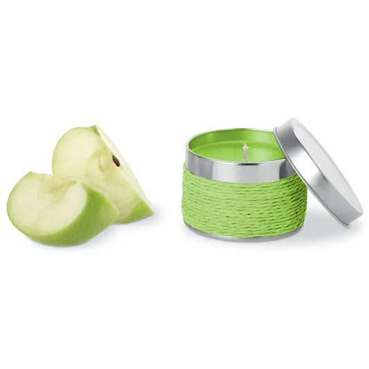 Lumanare cu parfum verde aprins in recipient metalic, legata cu sfoara si capac argintiu