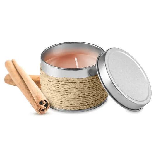 Lumanare cu parfum rustic in recipient metalic cilindric cu margine si capac argintiu, impodobita cu sfoara naturala