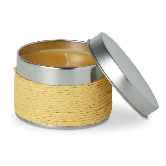 Lumanare cu parfum cilindrică într-o cutie metalică cu înfășurare din sfoară galbenă împletită