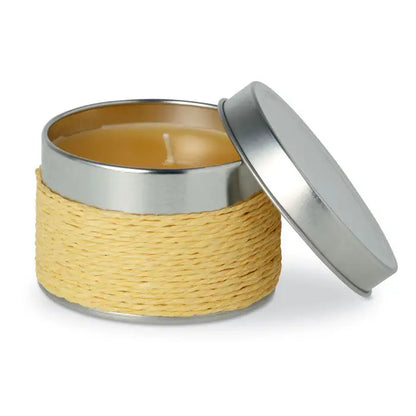 Lumanare cu parfum cilindrică într-o cutie metalică cu înfășurare din sfoară galbenă împletită