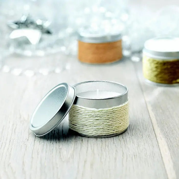 Lumânare cu parfum cilindrică în recipient metalic argintiu învelit cu sfoară natur pentru decor