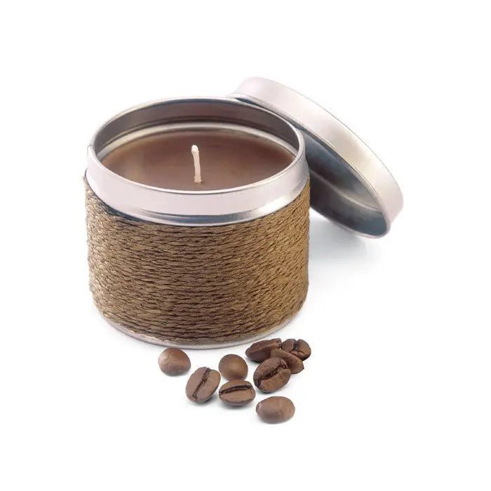 Lumanare cu parfum rustica maro in recipient metalic cu capac argintiu si snur natural inconjurata de boabe de cafea