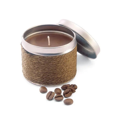 Lumanare cu parfum rustica maro in recipient metalic cu capac argintiu si snur natural inconjurata de boabe de cafea