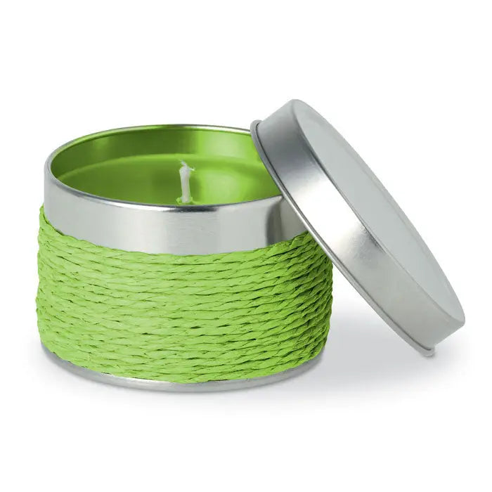 Lumanare cu parfum lime verde în cutie cilindrică metalică cu capac și bază argintii, învelită în sfoară texturată