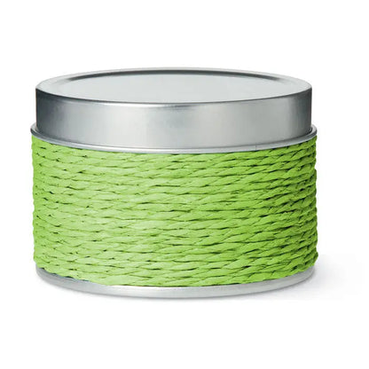 Lumanare cu parfum intr-un recipient cilindric cu capac si baza metalice argintii invelit in sfoara impletita verde lime