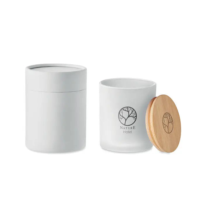 Lumanare de ceara pe baza de plante 120 gr borcan alb mat cu capac lemn natural gravat copac si logo nature hotel