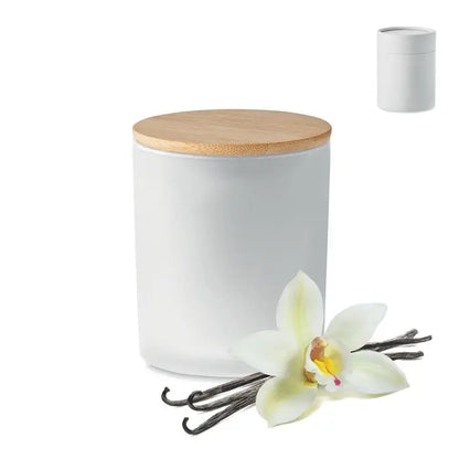 Lumanare de ceara pe baza de plante 120 gr in borcan ceramica alba mata cu capac natural din bambus