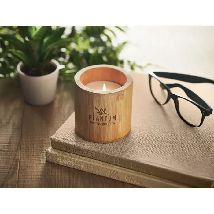Lumanare de ceara pe baza de plante 160 gr in suport natural din bambus aprins cu logo subtil gravat