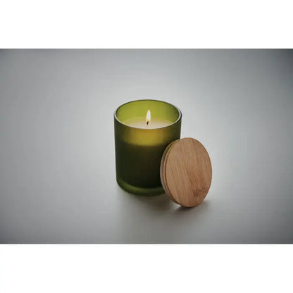 Lumanare de ceara pe baza de plante 200 gr in borcan de sticla verde cu capac de lemn, aprinsa si emite o lumina calda