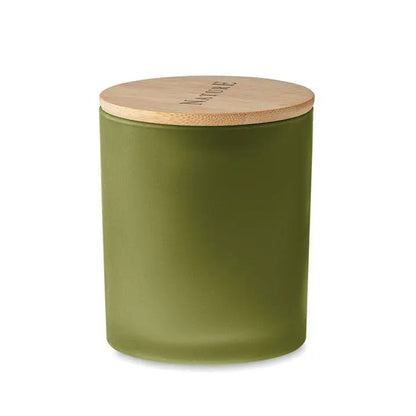 Lumanare de ceara pe baza de plante 200 gr in borcan din sticla mata verde maslina cu capac din bambus natural gravat nature