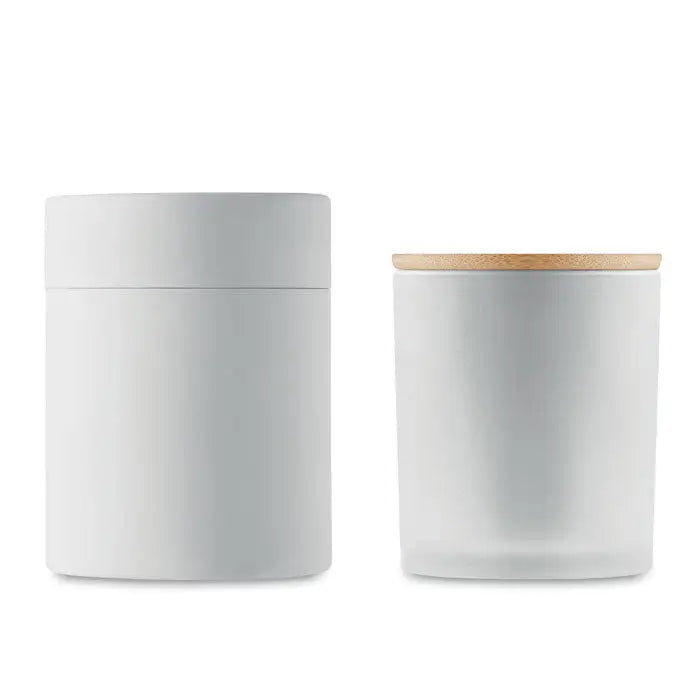 Două recipiente cilindrice albe minimaliste pentru lumanare de ceara pe baza de plante de 280 gr cu capac alb și capac din bambus natural