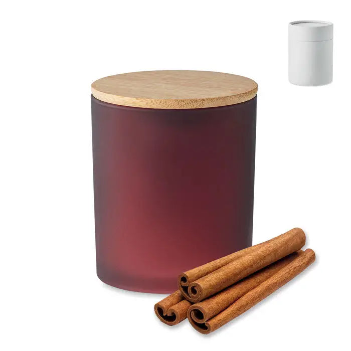 Lumanare de ceara pe baza de plante 280 gr in borcan mat burgundy cu capac din bambus si batoane de scortisoara