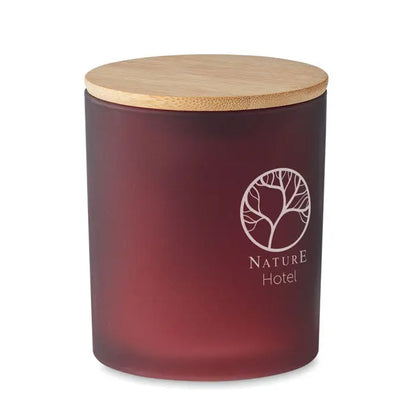 Lumanare de ceara pe baza de plante 280 gr in borcan mat burgundy cu capac de lemn si logo nature hotel alb gravat