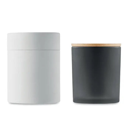 Două borcane cilindrice minimaliste din sticlă, alb mat și negru mat, cu capac din lemn deschis pentru lumânare pe bază de plante 280 gr