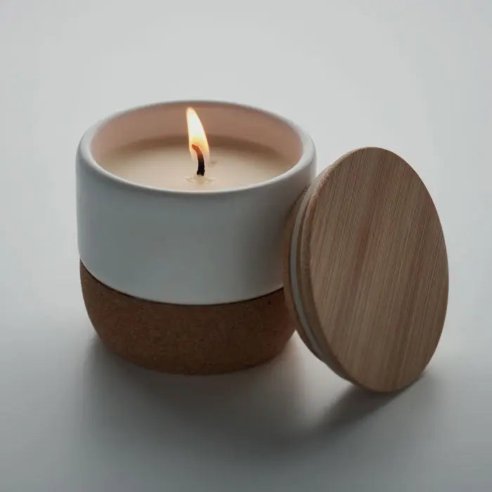 Lumanare de ceara pe baza de plante 80 gr in borcan ceramic alb cu dop din lemn deschis si flacara aprinsa