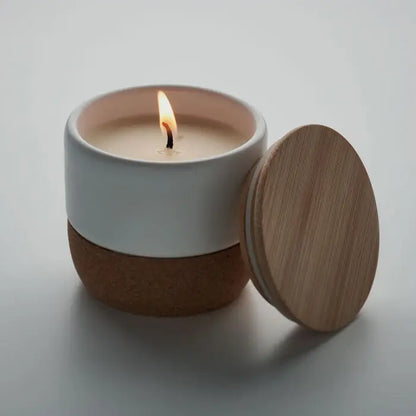 Lumanare de ceara pe baza de plante 80 gr in borcan ceramic alb cu dop din lemn deschis si flacara aprinsa