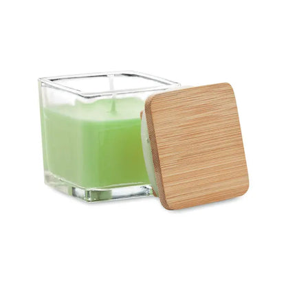 Lumanare parfumata patrata 50gr cu ceara verde deschis si capac natural din bambus in suport de sticla patrata