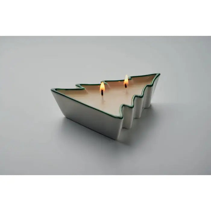 Lumanare pe baza de plante 60gr in suport alb ceramica arbore de craciun cu margine verde si doua lumanari aprinse