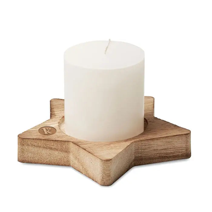 Lumanare alba cilindrica pe baza stea din lemn maro deschis pentru decor ambiental