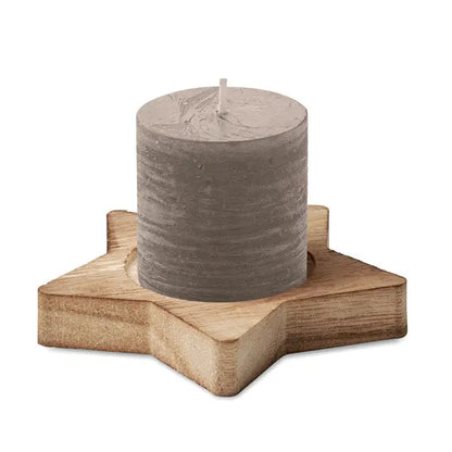 Lumanare gri texturata pe baza din lemn maro deschis in forma de stea pentru decor ambiental