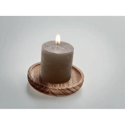 Lumanare gri aprinsa cu textura pe baza rotunda din lemn pentru decor ambiental elegant