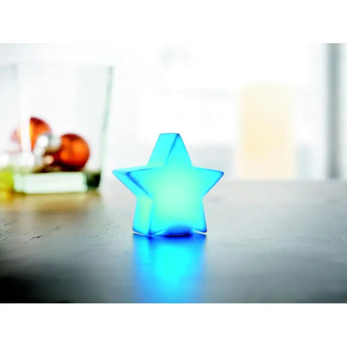 Lumina care schimba culoarea stelelor este o veioza led albastra in forma de stea cu corp neted si plastic translucid