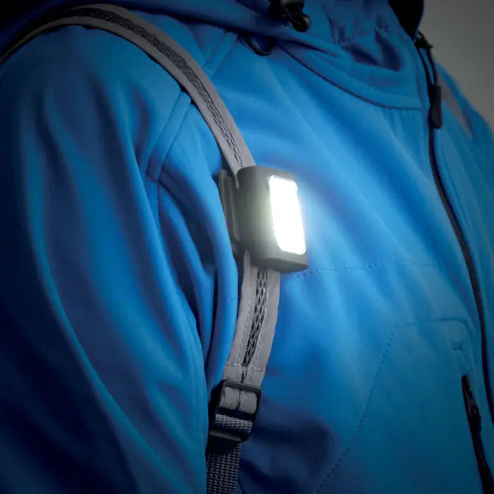 Led chest light lumina cob multifunctionala compacta dreptunghiulara cu iluminare alba si carcasa neagra atasata de o curea reflectorizanta gri