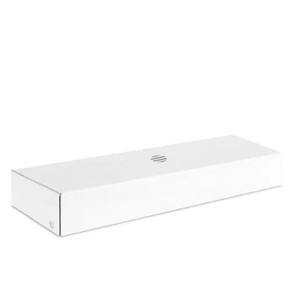 Cutie albă dreptunghiulară hp pentru lumina de birou si încărcător 10w cu design minimalist și logo gri subtil