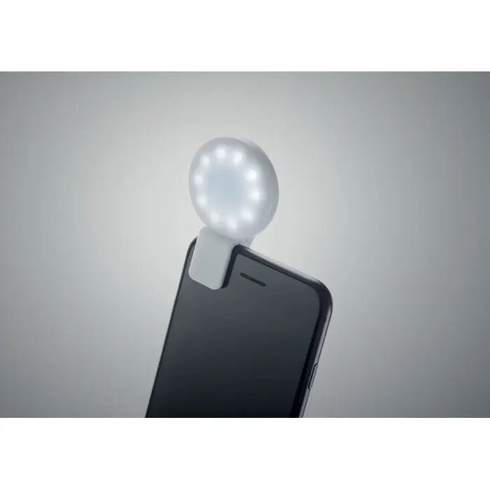 Lumina led pentru selfie cu clips-on alb cu becuri led multiple aranjate in cerc pentru iluminare uniforma