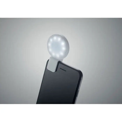 Lumina led pentru selfie cu clips-on alb cu becuri led multiple aranjate in cerc pentru iluminare uniforma