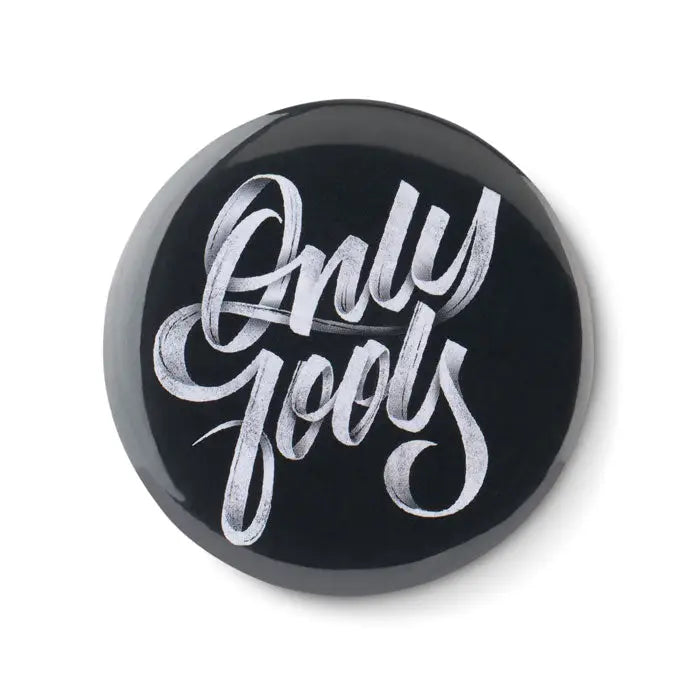 Magnet de frigider si deschizator negru rotund cu inscriptie argintie metalica only geeks in stil cursiv