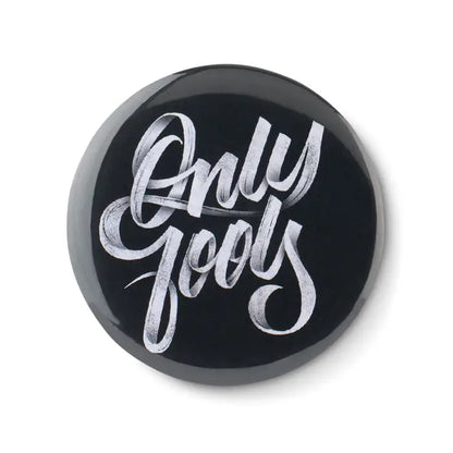 Magnet de frigider si deschizator negru rotund cu inscriptie argintie metalica only geeks in stil cursiv
