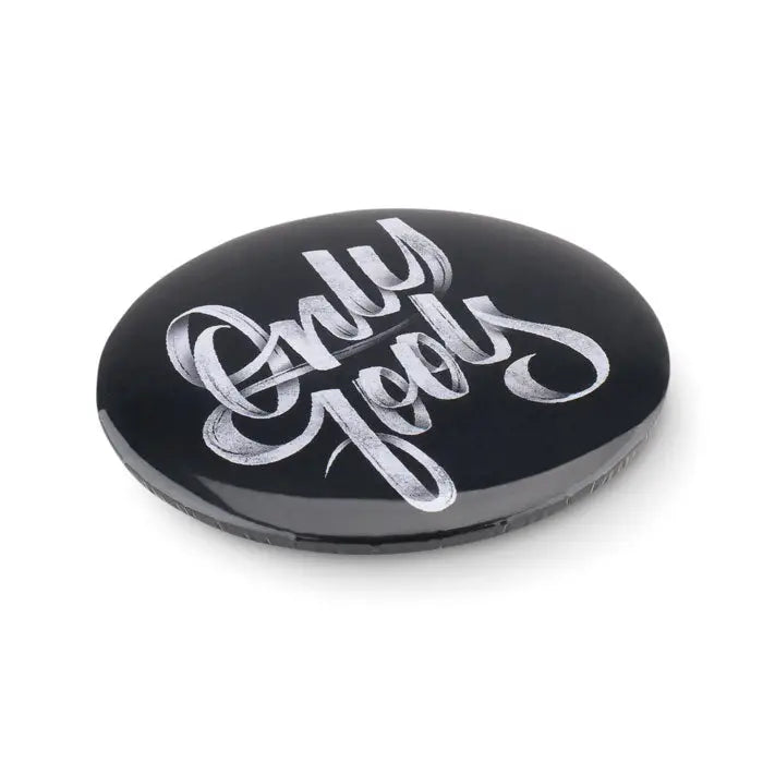 Magnet de frigider si deschizator negru oval lucios cu text argintiu cursiv only greats pe capac