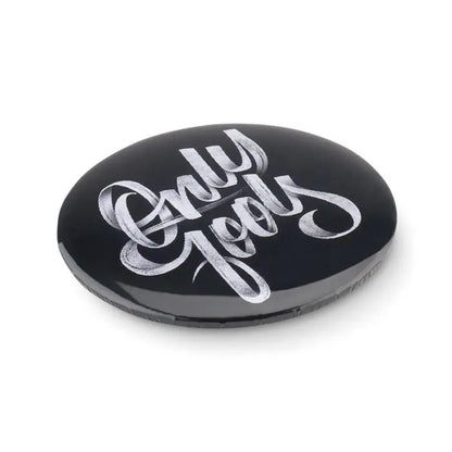 Magnet de frigider si deschizator negru oval lucios cu text argintiu cursiv only greats pe capac