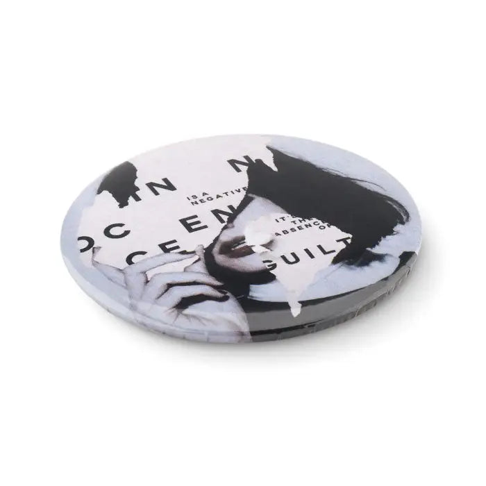 Magnet de frigider si deschizator rotund alb-negru cu portret stilizat si text suprapus