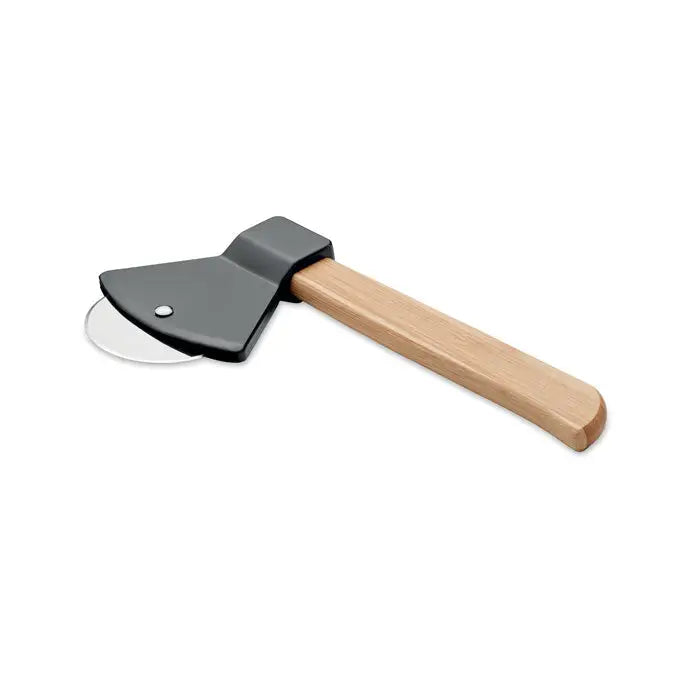 Maner din bambus taietor pizza cu cap din metal negru mat in forma de secure si maner de lemn deschis