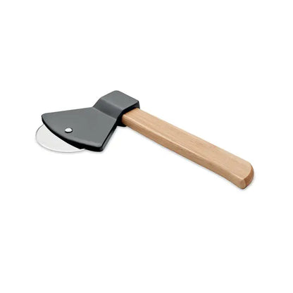 Maner din bambus taietor pizza cu cap din metal negru mat in forma de secure si maner de lemn deschis