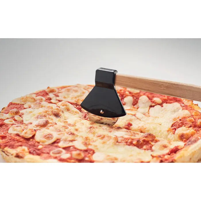 Maner din bambus taietor pizza un cutter negru in forma de topoar cu maner din lemn pe o pizza cu branza
