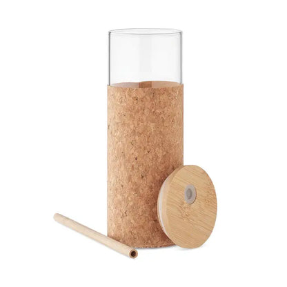 Manson pentru pahar de sticla 450 ml cu invelis de plută si capac din bambus, pai din lemn lângă pahar transparent