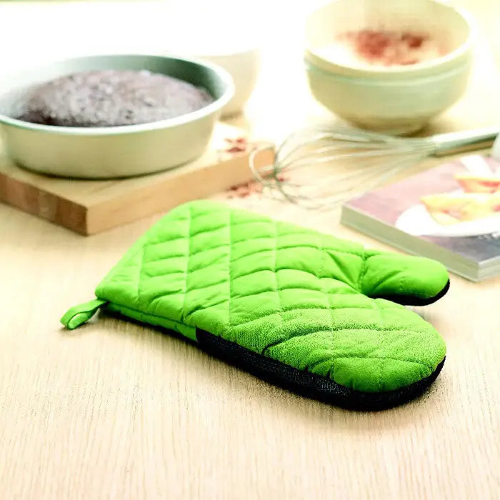 Manusa de cuptor din bumbac verde aprins cu cusaturi matlasate si margine neagra pentru protectie termica