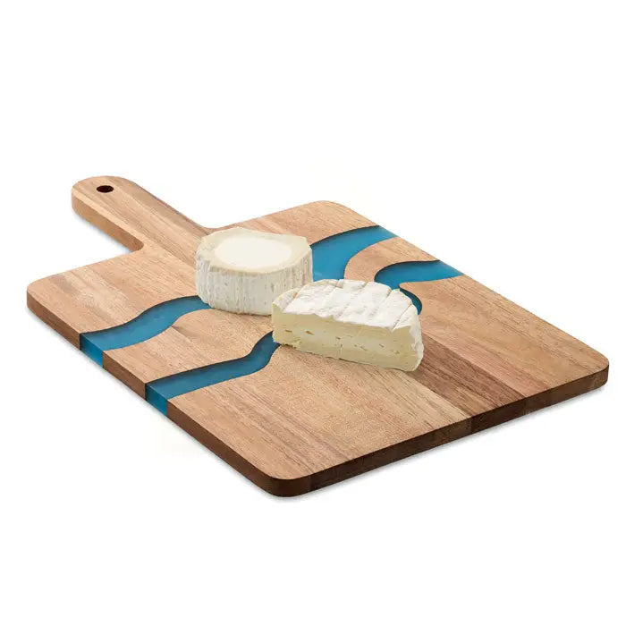 Masa de servire din lemn de salcam cu design albastru rasina si doua felii de brie pe tabla de taiat