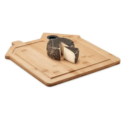 Masa de taiere din bambus deschis la culoare in forma de casa cu gaura neagra rotunda pentru maner