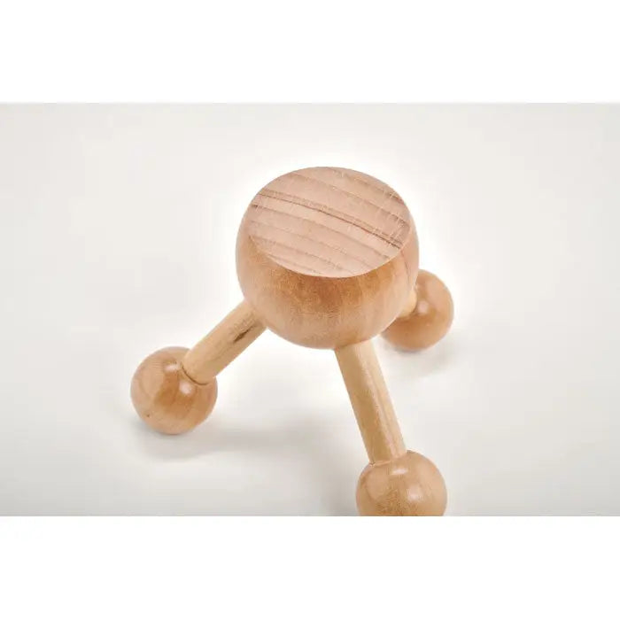 Masajer de mana din lemn deschis la culoare cu cap rotund central si trei sfere pentru relaxare musculare