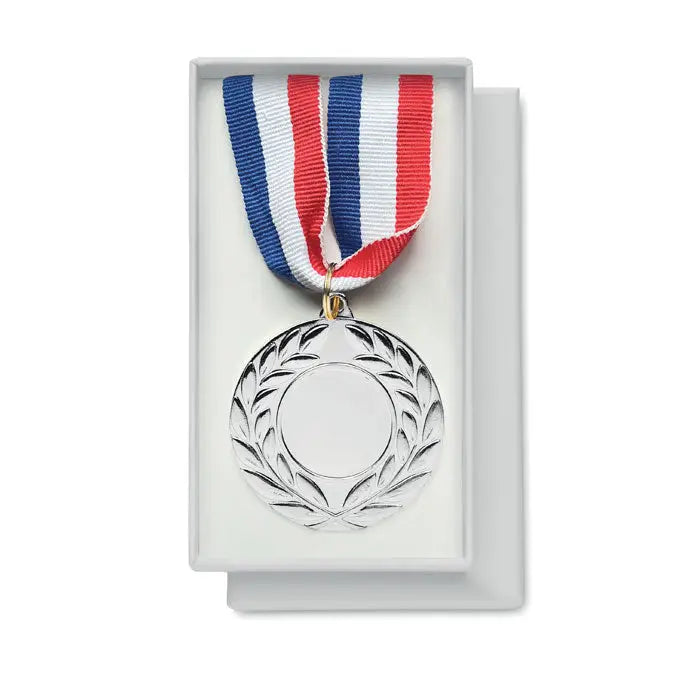 Medalie argintie de 5 cm cu design gravat de coroana de laur, suspendata de o panglica rosie alb albastra