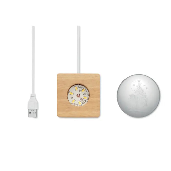 Minge de cristal led de Craciun din lemn patrat cu leduri galbene si cablu usb alb langa ornament sferic matat cu design brad