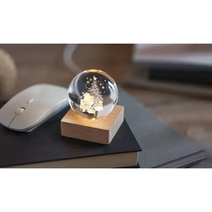 Minge de cristal led de craciun cu glob transparent, pom de craciun luminos si stea, pe baza din lemn deschis