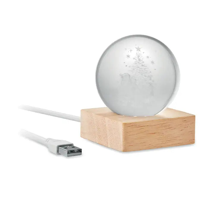 Minge de cristal led de craciun translucida cu design gravat de brad si stea pe suport de lemn deschis