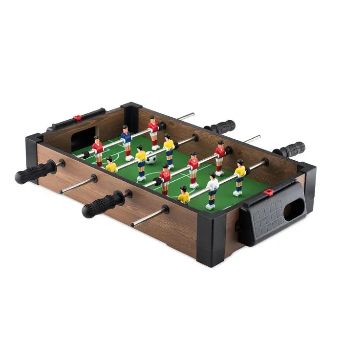 Mini fotbal de masa cu cadru de lemn, mânere negre și teren verde cu jucători în echipamente colorate