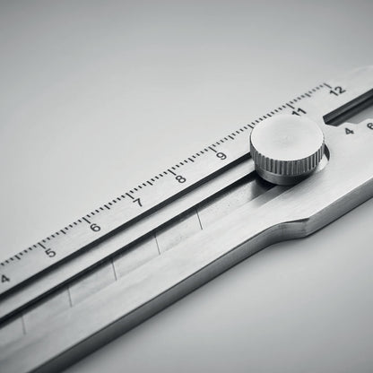 Cutit retractabil cu instrumente multiple